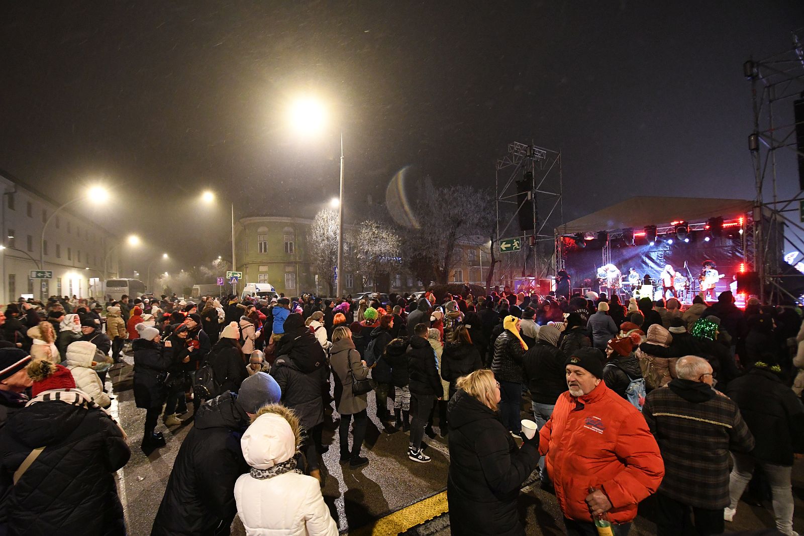 Így közlekednek a buszok a szilveszteri buli miatt - egynapos útzár a Zichy ligetnél